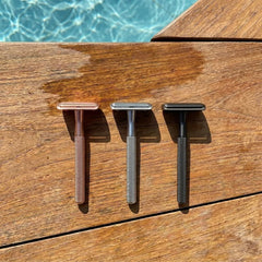 Rasoirs de sûreté Amaya rose gold, silver et noir au bord de la piscine